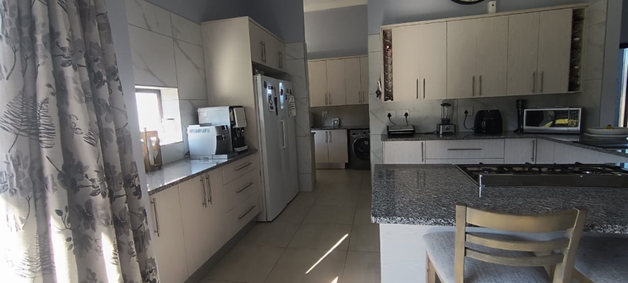 4 Bedroom Property for Sale in Outeniquasbosch Western Cape